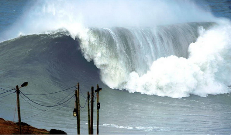 Гигантские волны в Португалии