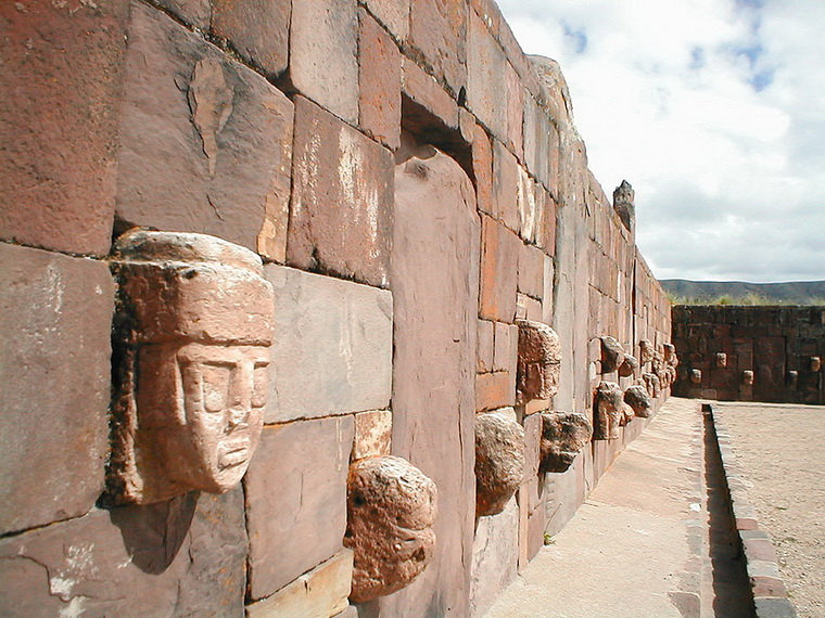 Полуподземный храм Тиуанако