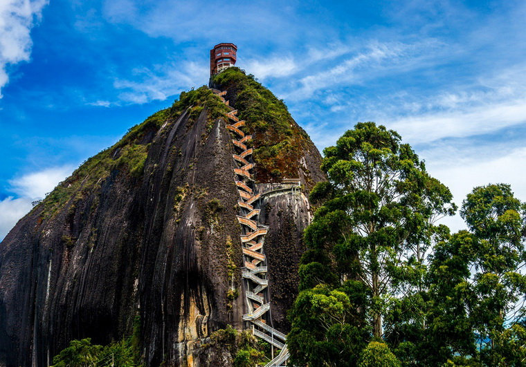 Лестница на вершину скалы Гуатапе