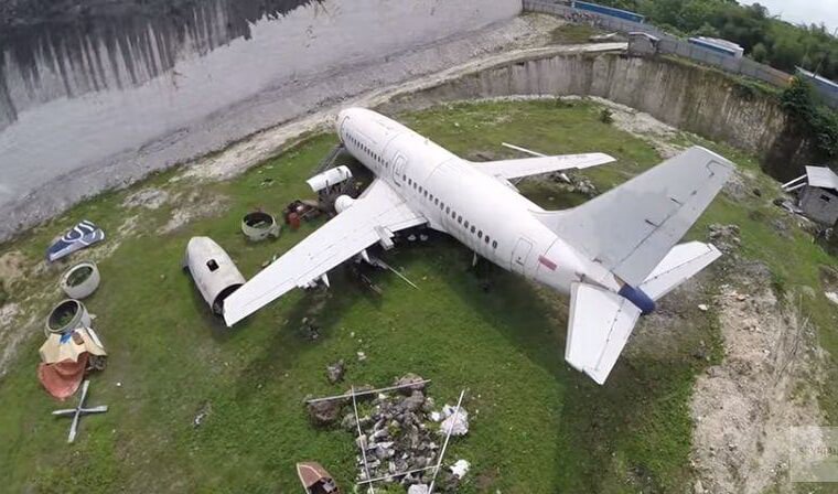 Заброшенный самолет на острове Бали
