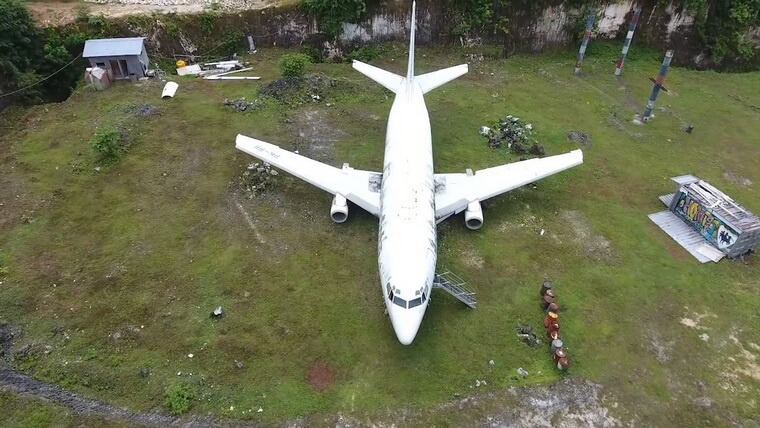 Заброшенный самолет на острове Бали