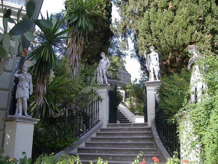 Статуи в саду Ахиллеона.