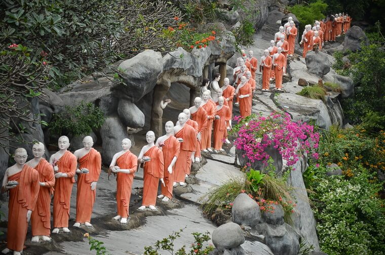 Статуи монахов Дамбуллы
