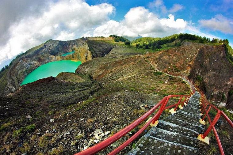 Лестница на вулкане Келимуту