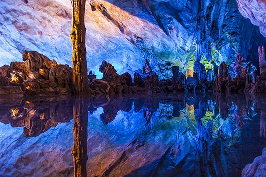 Озеро пещеры Тростниковой флейты.