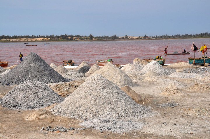 Добыча соли на озере Ретба