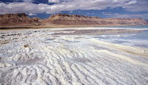 Мертвое Море отступая оставляет соленые следы