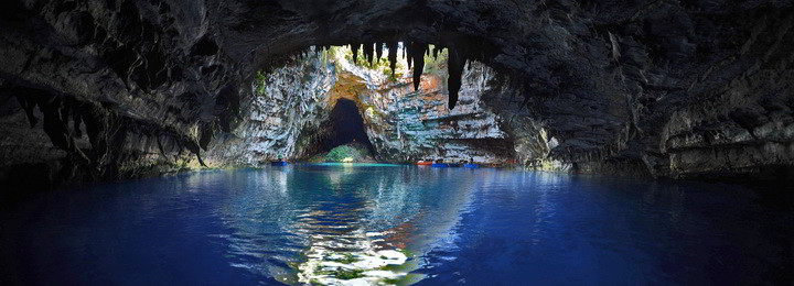сталактиты пещерного озера Мелиссани