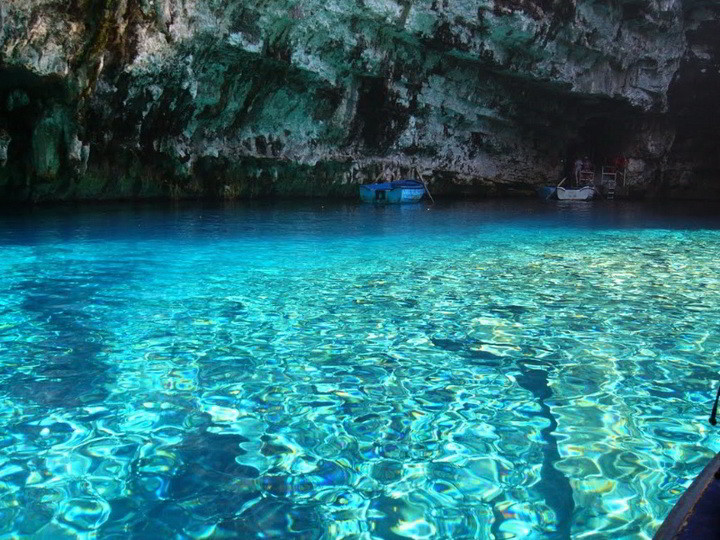 Пещерное озеро Мелиссани и его идеально прозрачная вода