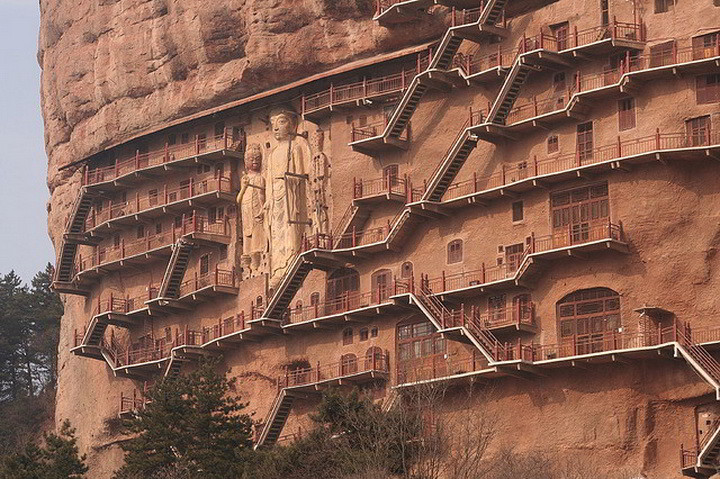Пещеры Майцзишань с лестницами на склоне