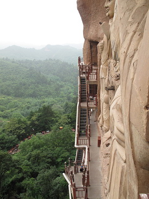 Пещеры Майцзишань - статуи на отвесной стене