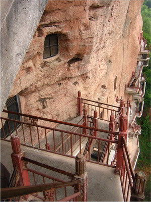 Пещеры Майцзишань и лестницы