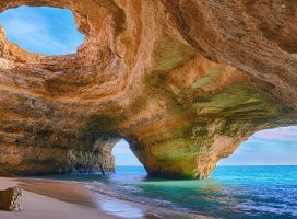 Пещера Бенагил в Португалии