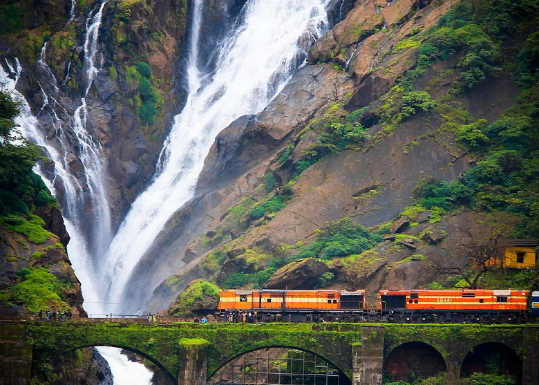 Поезд через Водопад Дудхсагар