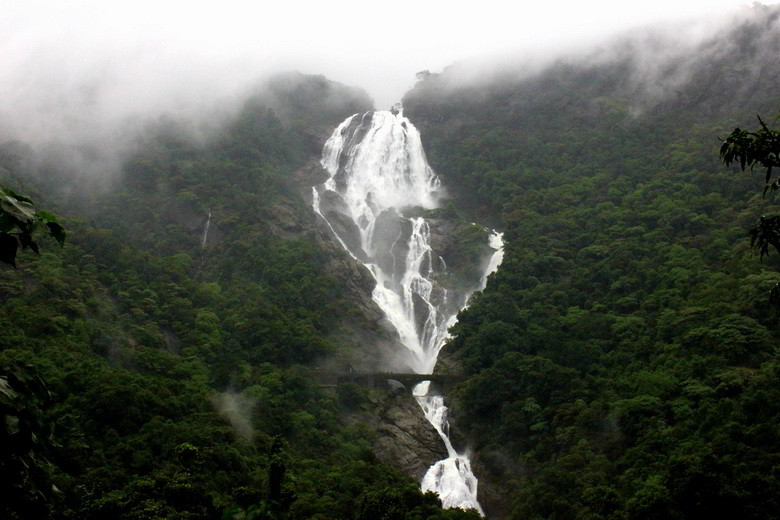 Водопад Дудхсагар в тумане