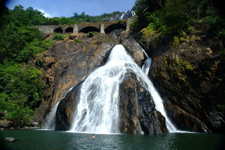 Водопад Дудхсагар и, озеро в которое он впадает