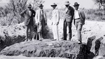 Одна из первых фотографий метеорита Гоба
