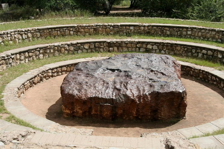 Метеорит Гоба - одна из достопримечательностей Намибии