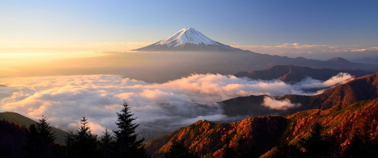 Гора Фудзияма над облаками