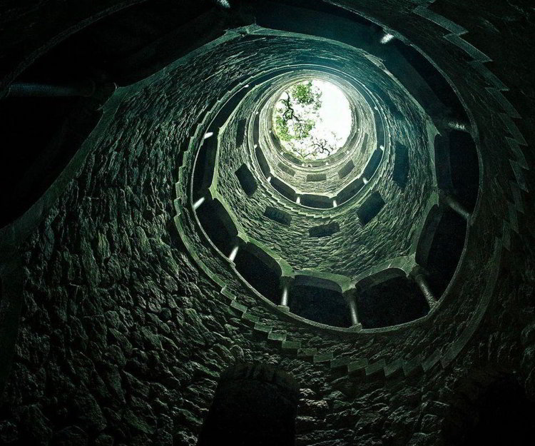 Вид снизу из Подземной башни
