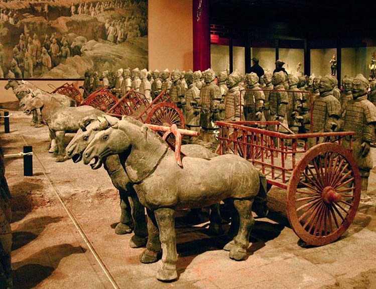 колесницы терракотовой армии на выставке в музее