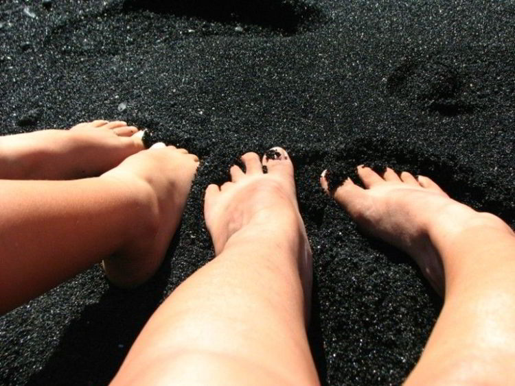 Ноги в черном песке 