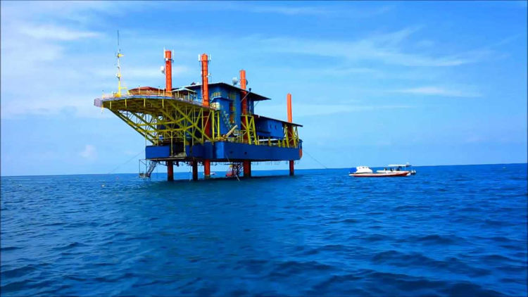 Нефтяная платформа близ острова Сипадан