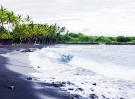 Пуналуу - пляж с черным песком. Гавайи