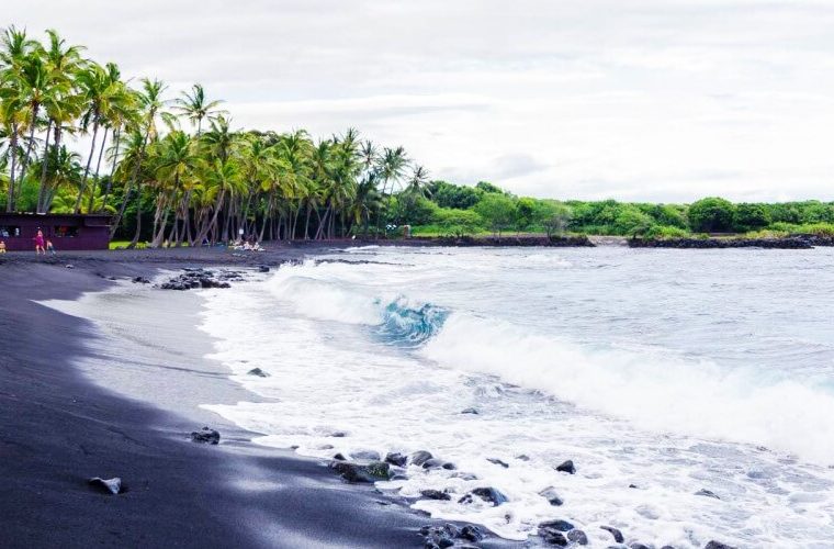 Пуналуу - пляж с черным песком. Гавайи