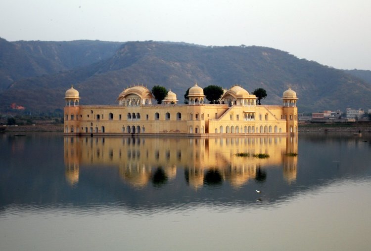 Джал Махал - водный дворец