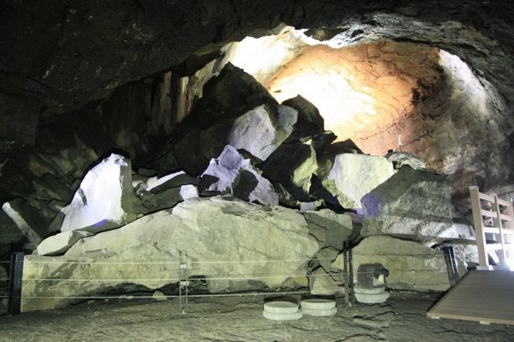 Лавовая пещера Манджангуль
