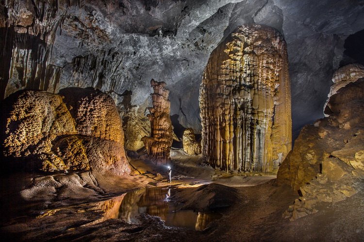 Сталактиты в пещере Шондонг