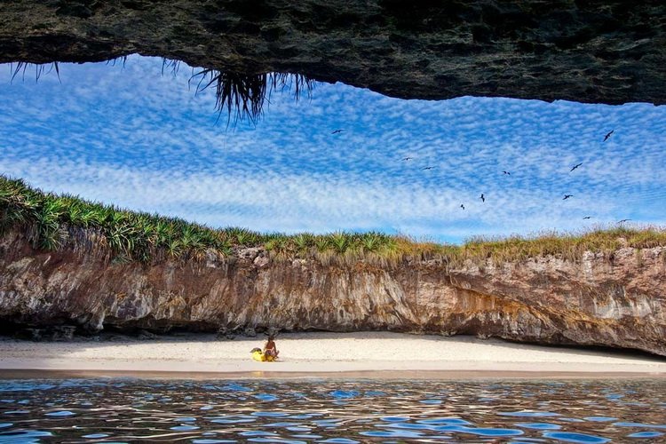 Скрытый Пляж на острове Мариета. Мексика