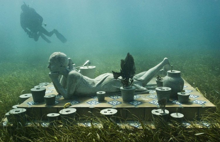Девушка-садовник в Подводном музее Канкуна