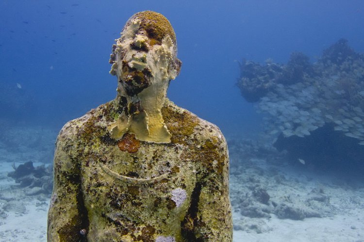 Скульптура Человек в огне в Подводном музее Канкуна