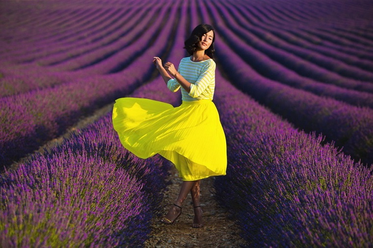 Девушка на фоне лавандовых полей Прованса