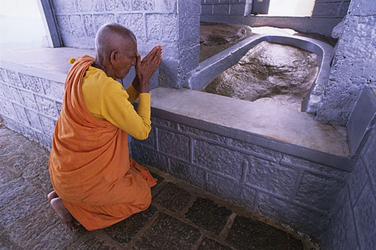 Монах у священного следа Пика Адама