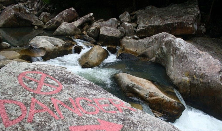 Указатели на водопадах Бахо