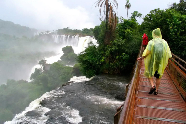 Дорожки для туристов у водопада
