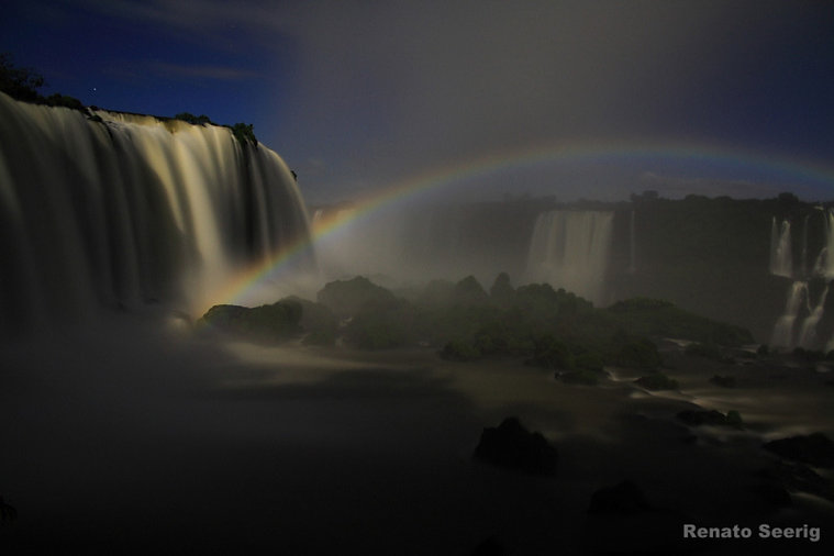 Ночная радуга на водопадах Игуасу
