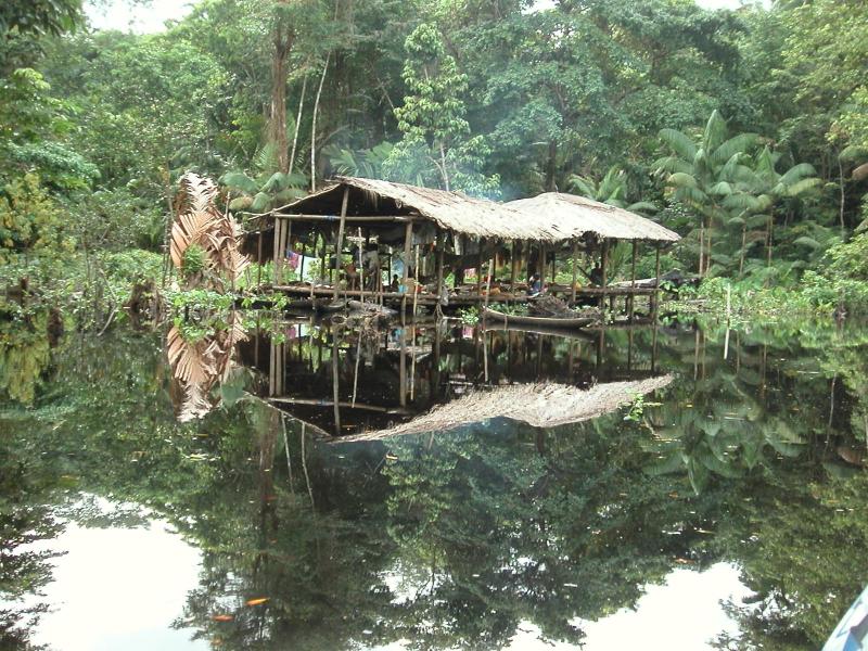 Дома над водой озера Маракайбо