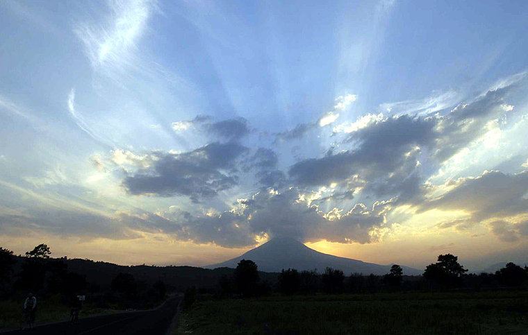 Вулкан Попокатепетль на закате