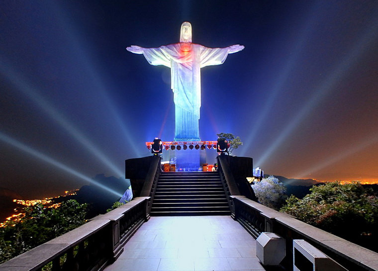 Статуя Христа Искупителя ночью