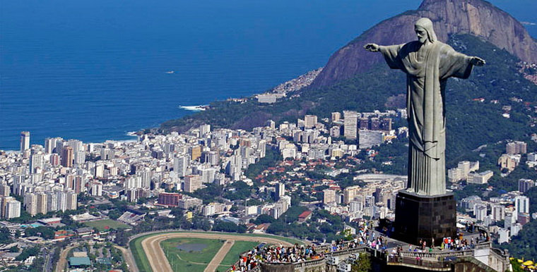 Статуя Христа Искупителя на фоне Рио-де-Жанейро