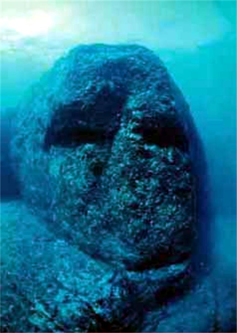 Каменная голова у пирамид Йонагуни