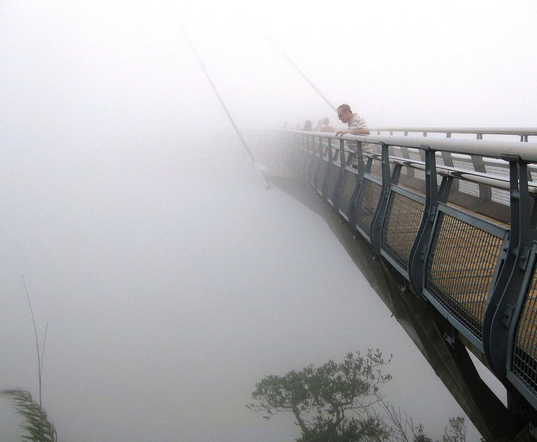 Небесный мост Лангкави в тумане