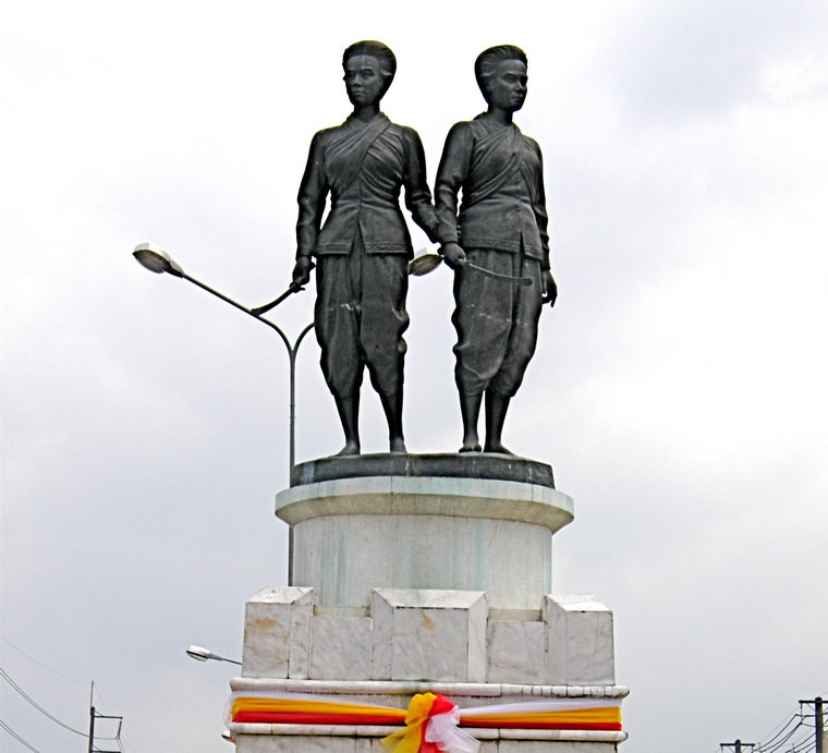 Памятник Сестрам Героиням на острове Пхукет