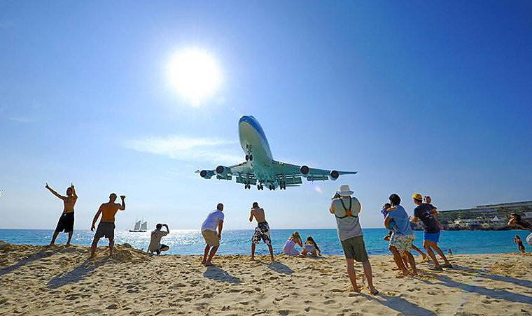 Самолет заходит на посадку над пляжем Махо