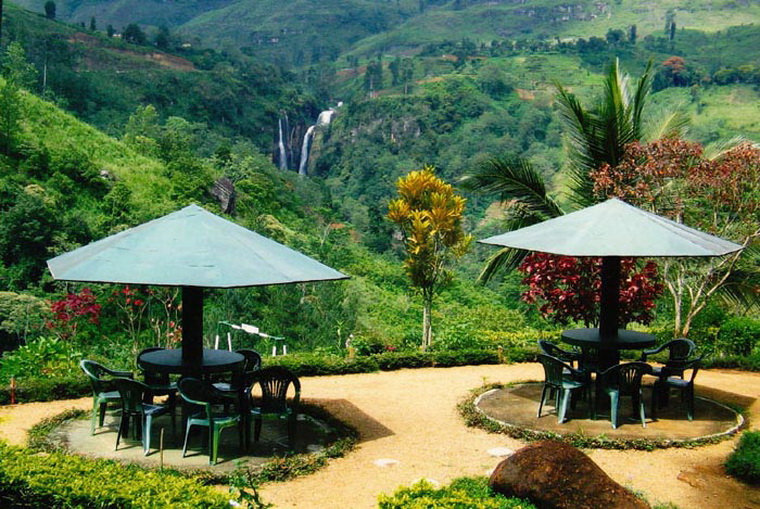 Кафе с видом на водопад Рамбода