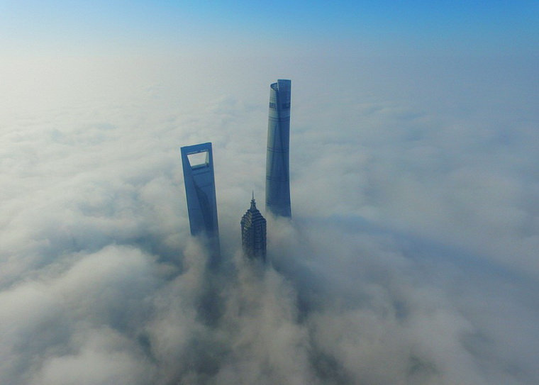 небоскребы в тумане